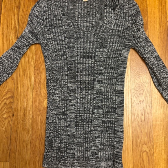 Like New Women's Stretchy Sweater (skin tight) Size Small - Picture 5 of 6